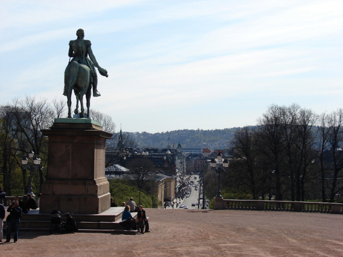 Statuen av Kong Carl Johan speider ut over gaten som bærer hans navn. Foto: Liv Osmundsen, Det kongelige hoff.